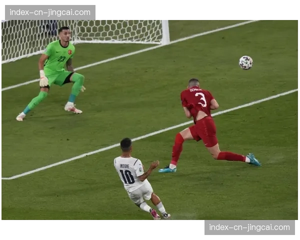 突发：法兰克福后卫图塔严重犯规，经VAR复核被直接红牌罚下